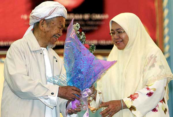 tuan guru nik aziz dan isteri tuan sabariah