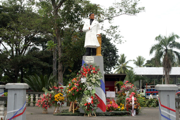 tugu monumen rizal filipina