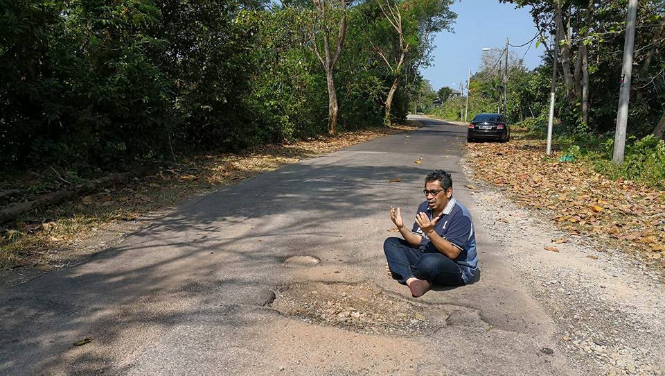 tular wakil rakyat berdoa di jalan berlubang makbul selepas 12 jam