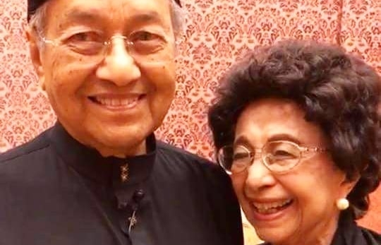 tun mahathir hanya follow seorang penyanyi sahaja iaitu 1