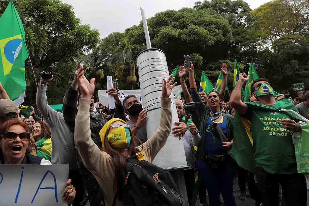 tunjuk perasaan bantah vaksin mandatori brazil