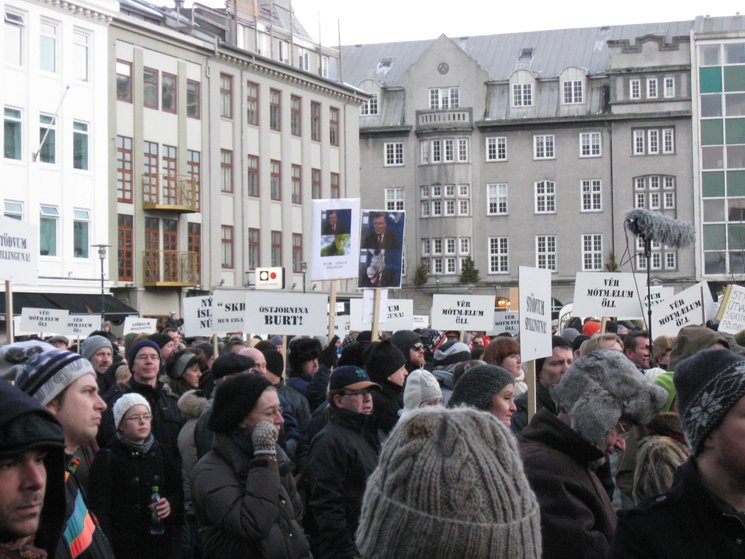 tunjuk perasaan oleh rakyat iceland