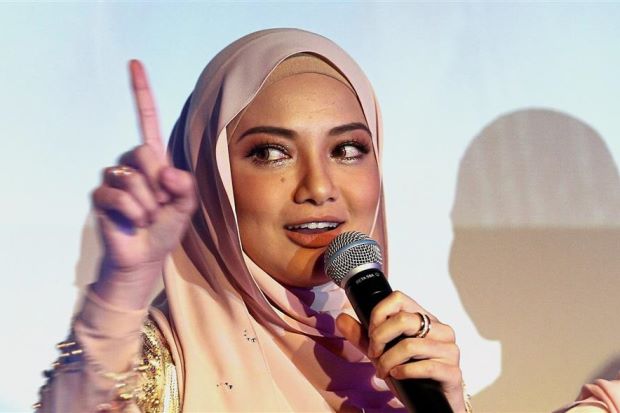 video neelofa dicium kanak kanak lelaki comel jadi tular