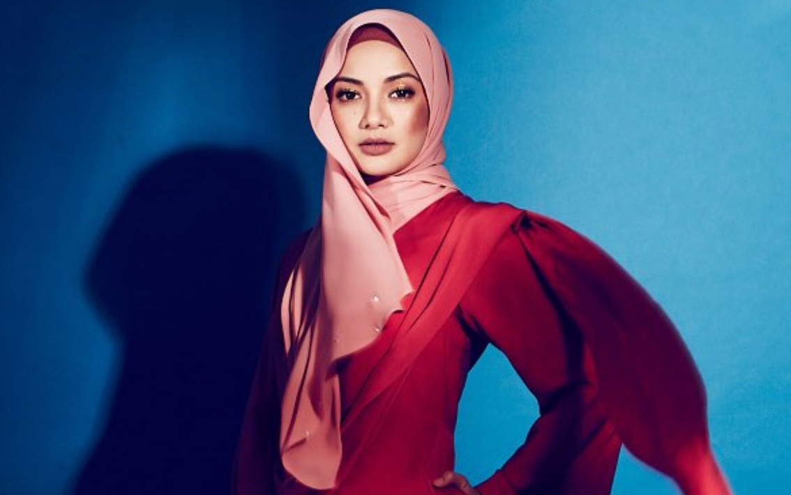 video neelofa menari gelek jadi tumpuan