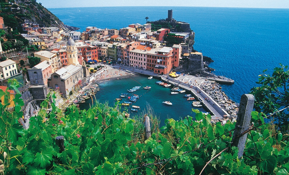 view cinque terre dari atas bukit