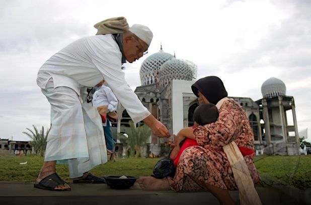 wajibkah sedekah orang miskin tepi jalan