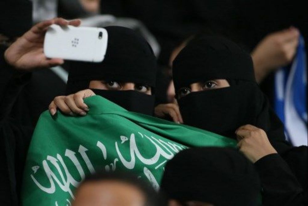 wanita arab masuk stadium buat kali pertama