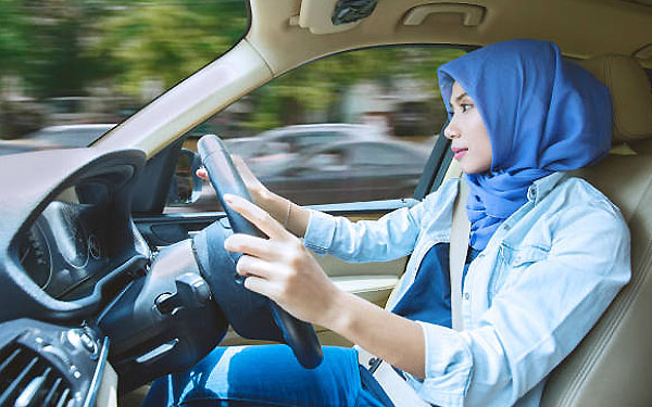 wanita bertudung memandu kereta