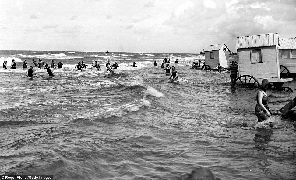 wanita mandi pantai