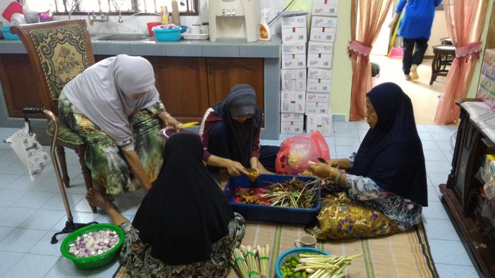 wanita selalu sibuk di dapur