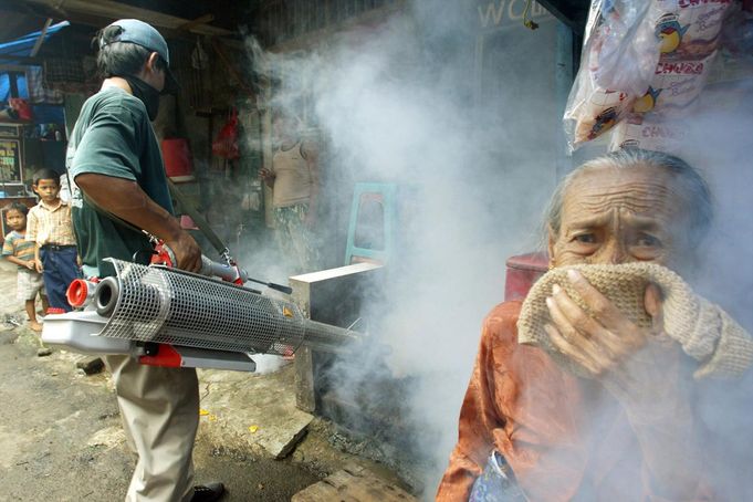 wanita tutup hidung asap fogging denggi