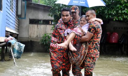 warga emas dipikul petugas bomba