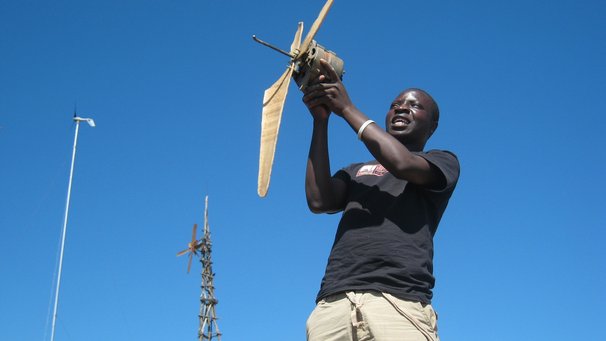 william kamkwamba menunjukkan ciptaannya