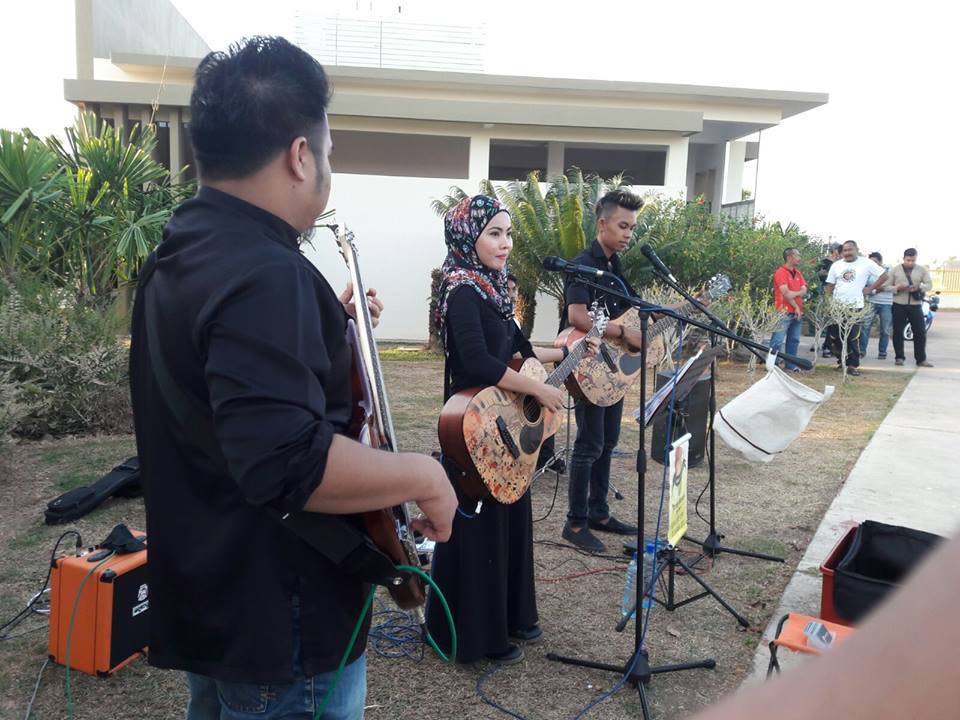 young buskers membuat persembahan di taman rekreasi