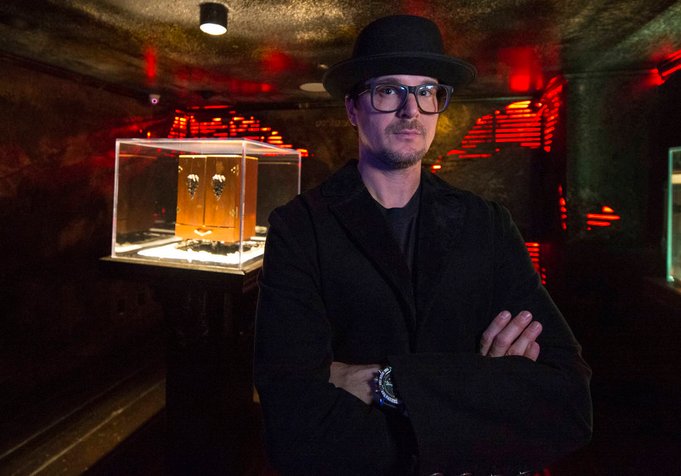 zak bagans bersama kotak dybbuk