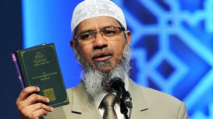 zakir naik memegang quran