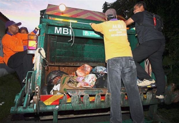 zambry abd kadir berpaut pada lori sampah bandaran