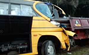 3 Maut Bas Sekolah Langgar Lori Kargo di Bintulu