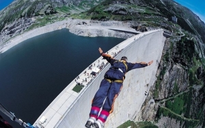 7 Lokasi Bungee Jumping Tertinggi di Dunia