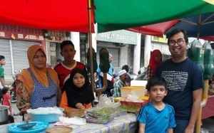 Anak Muda Ini Beli Semua Kuih Supaya Keluarga Ini Dapat Pulang Berbuka Puasa Di Rumah Lebih Awal