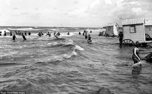 Kisah Bilik Mandi Khas Wanita Yang Ingin Mandi di Pantai Pada Abad ke 19