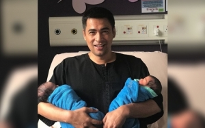 Dr Sheikh Muszaphar Timang Anak Kembar Di Hari Lahir