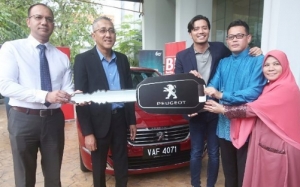 Fattah Hadiahkan Kereta Pada Ibu Bapa