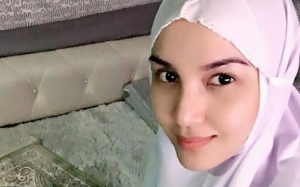 Fiza Halim Pakai 'Makeup' Ketika Solat?