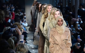 Gadis pelarian ini menjadi supermodel berhijab pertama di dunia