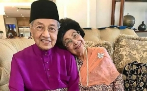 Hanya Dua Selebriti.. Selepas Siti Nurhaliza, Tun M Follow Penyanyi Lelaki Ini!