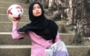 Kisah Gadis Berbaju Kurung Timang Bola Freestyle Profesional - Qhouirunnisa' Endang Wahyudi