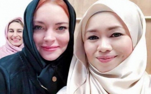 Lindsay Lohan Bertudung, Swafoto Bersama Selebriti Tempatan