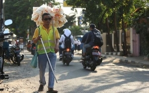 Fungsi kacamata hitam untuk orang buta yang mungkin anda tak tahu