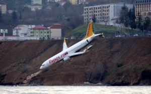 Pesawat Boeing 737-800 Tergantung di Tebing