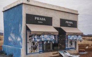 Butik Mewah Ini Terletak Di Tengah Padang Pasir - Prada Marfa