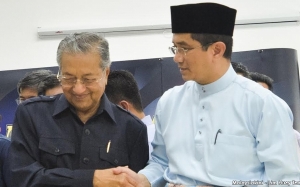 Tun M Tolak Tawaran Azmin Bertanding di Gombak