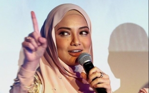 Video Neelofa Dicium Kanak-Kanak Lelaki Comel Jadi Tular