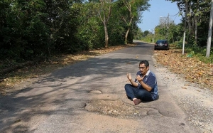 Wakil Rakyat Berdoa di Jalan Berlubang Tular, Makbul Selepas 12 Jam