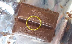 Wanita Dakwa Jumpa Ulat dalam Coklat Terkenal